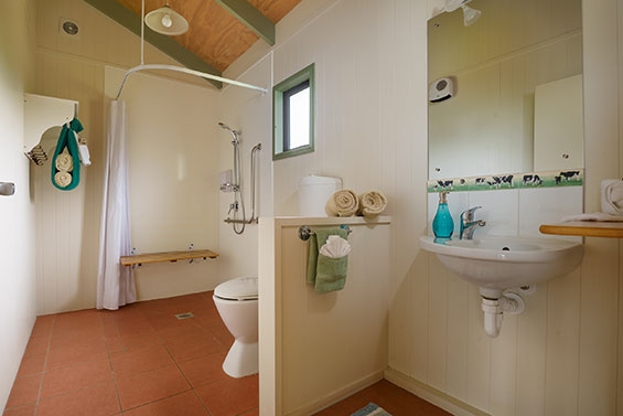 large bathroom of 1-bedroom cottage